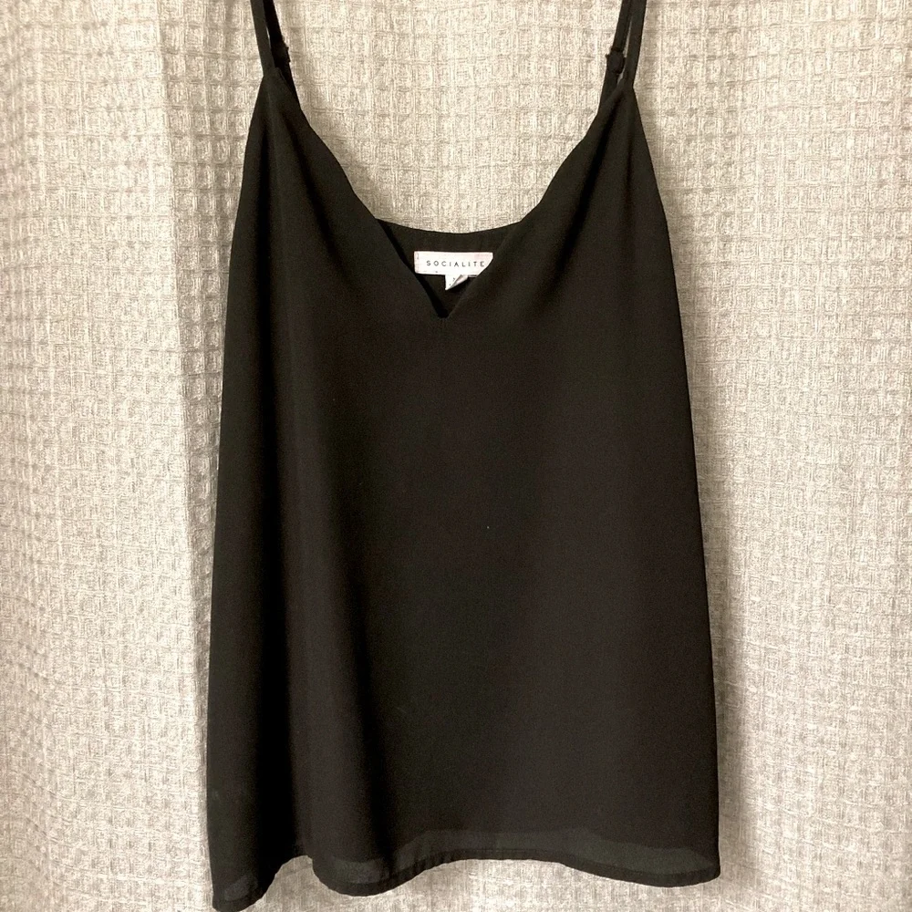 Socialite black scalloped v neck camisole - Picture 2 of 8
